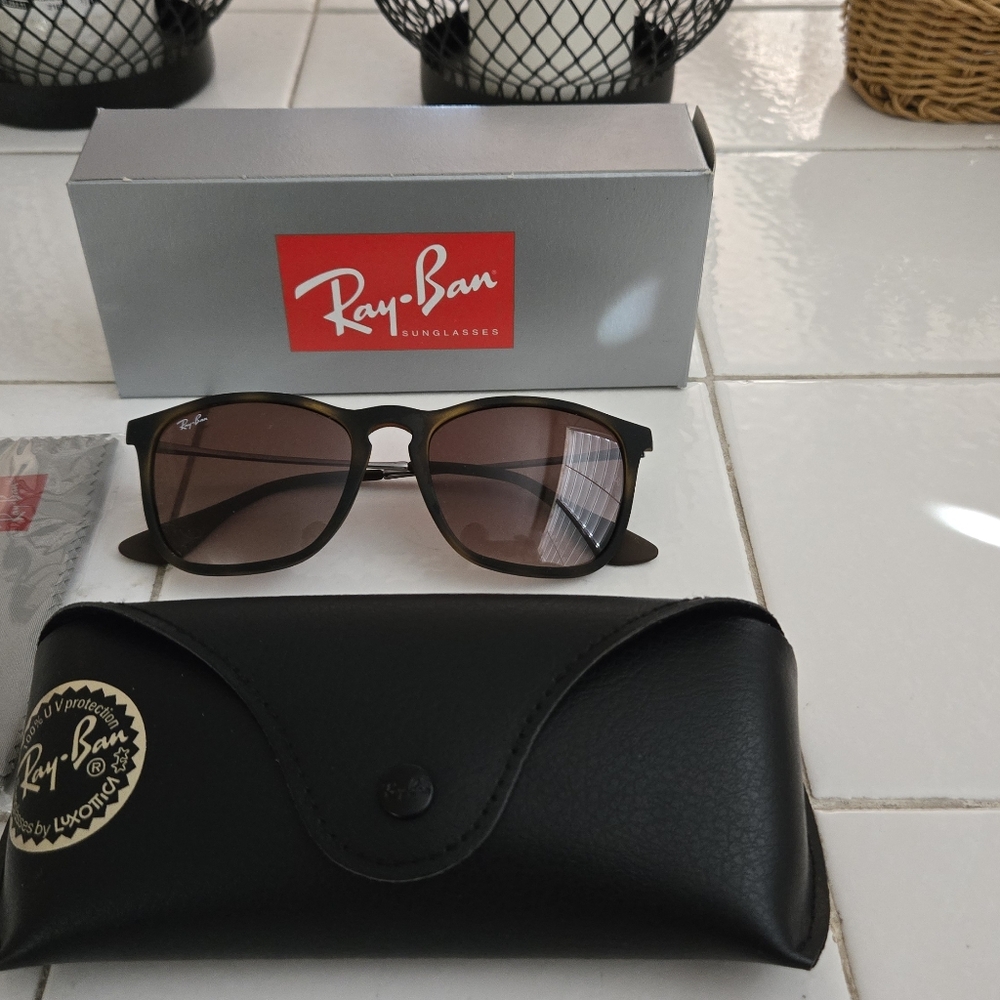 Ray-Ban RB4187 Chris Shades - Unisex, Stylish & Lightweight